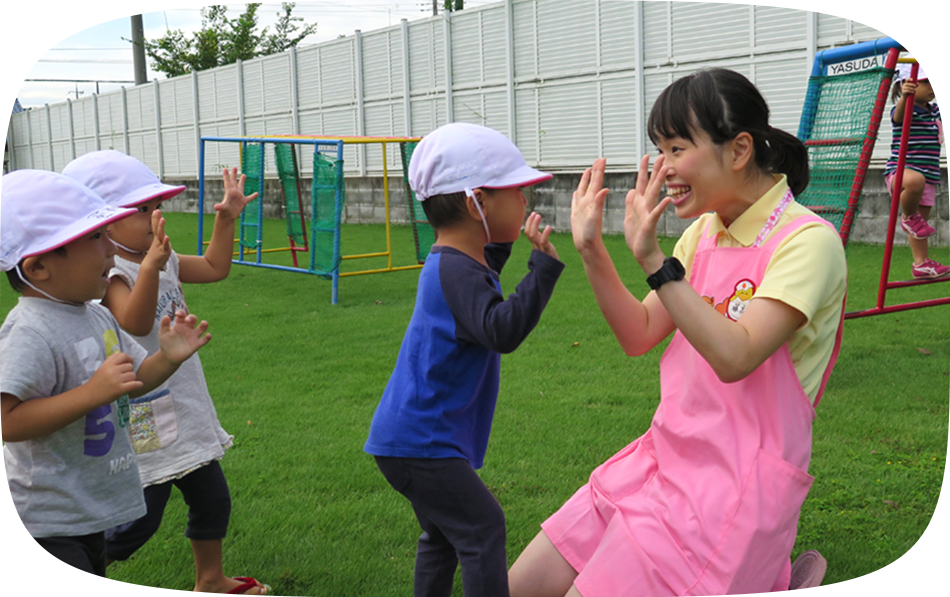 先生とハイタッチする園児