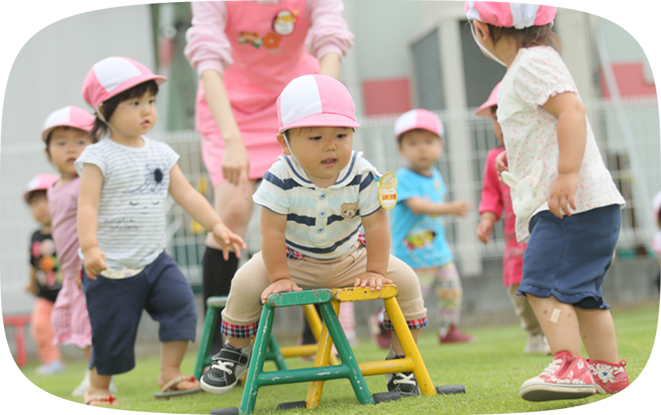 外で遊ぶ園児