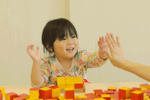 つみきで遊ぶ子ども