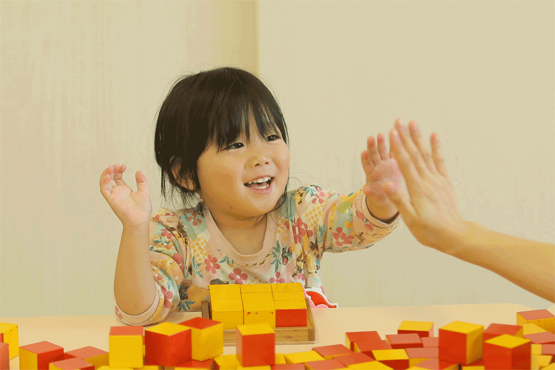 つみきで遊ぶ子ども