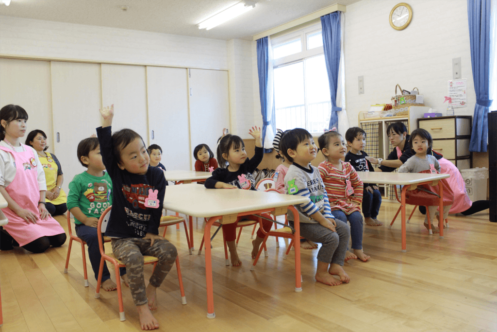 集中力を養うフラッシュカードを使ったパターン保育 白ゆりベビースクール