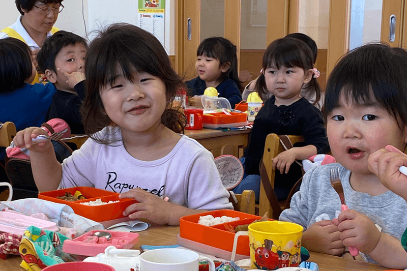 お昼ご飯を食べる様子