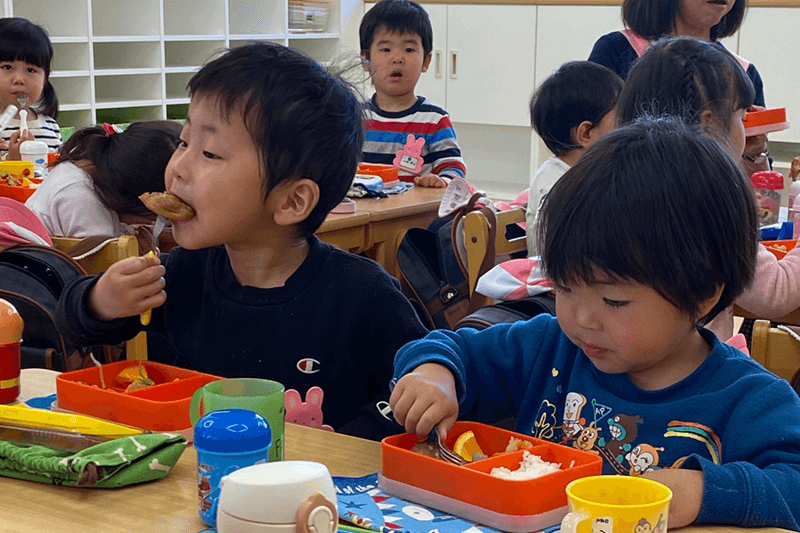 お昼ご飯を食べる様子