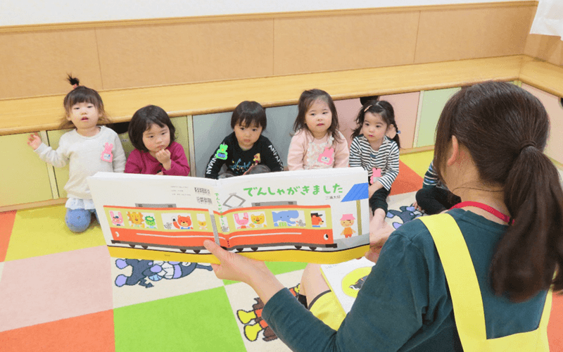 子供達に絵本を読み聞かせ