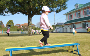 平均台を歩く子ども