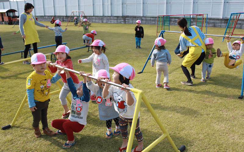 安田式遊具で遊ぶ子どもたち