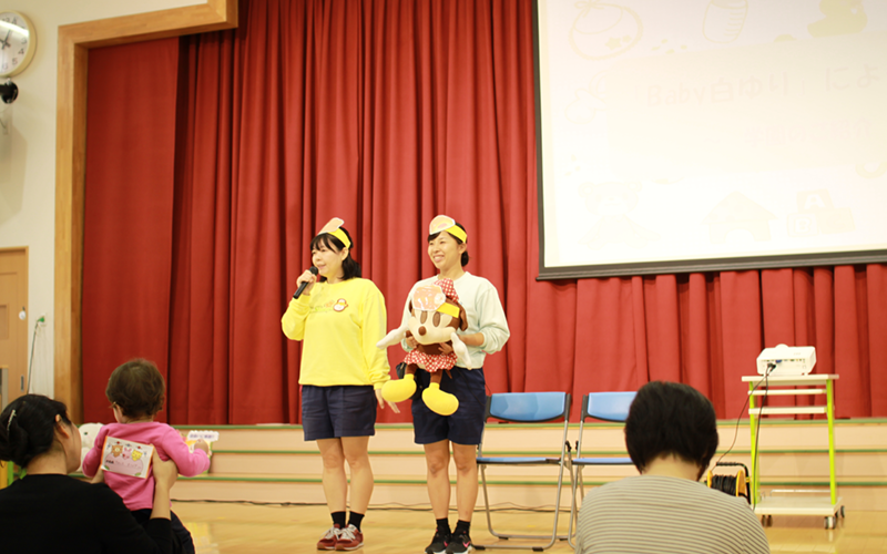 Baby白ゆりで先生がお話する様子