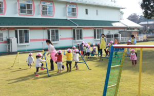 遊具で遊ぶ子供たち