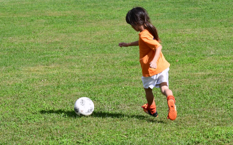 サッカーする子ども