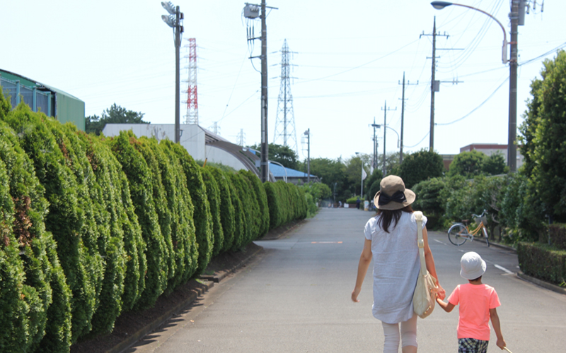 道路を歩く親子