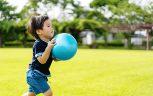 ボールで遊ぶ子ども