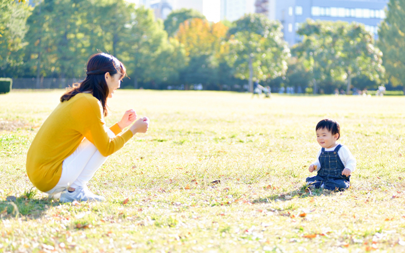 公園で遊ぶ親子