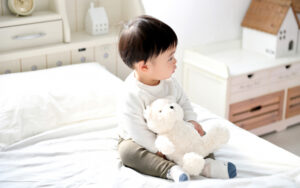 ベッドに座る子ども