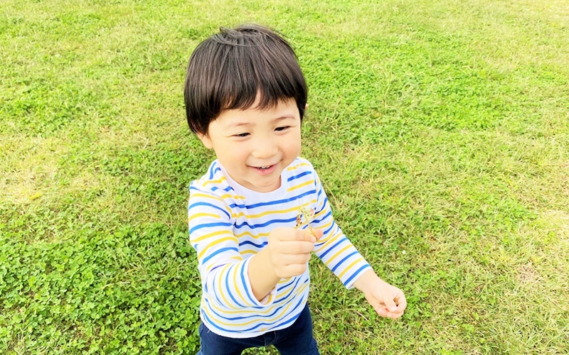 芝生の上で遊ぶ子供