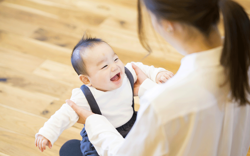 子どもを抱っこするお母さん