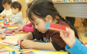 なかよし教室でつみきに取り組む様子