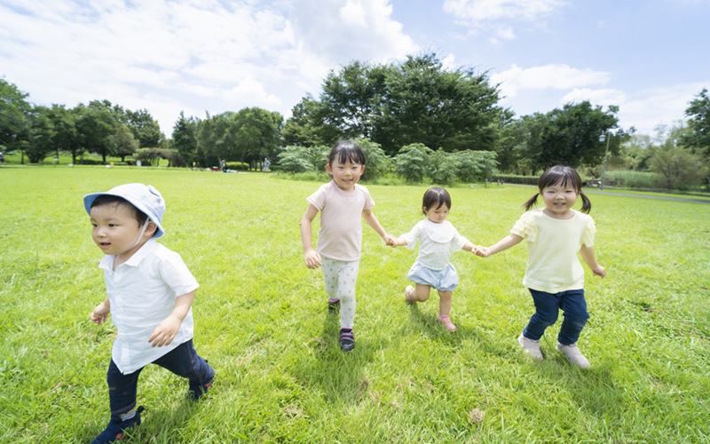 広場で遊ぶ子供