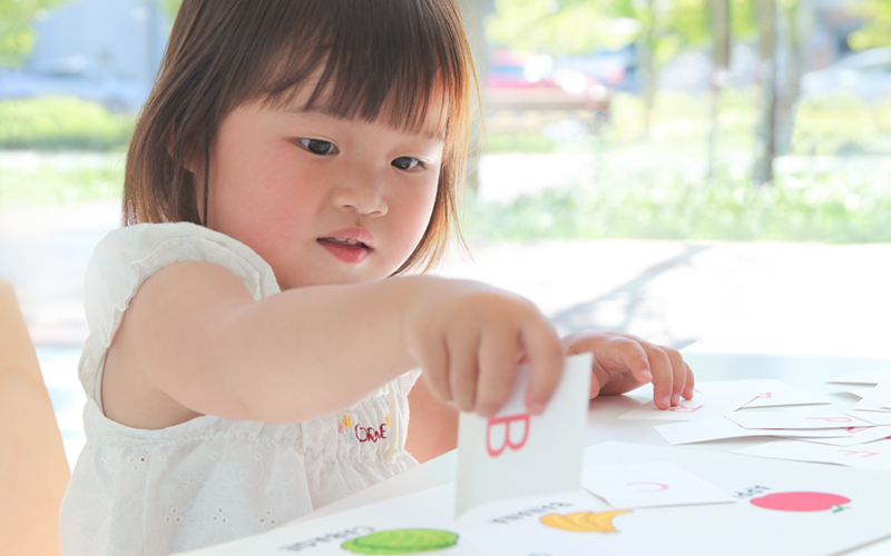 英語を学ぶ女の子