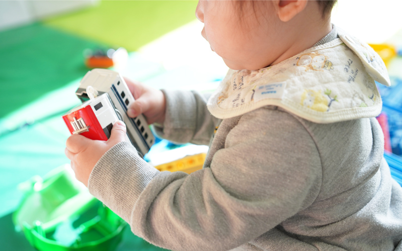 おもちゃを片付ける子ども